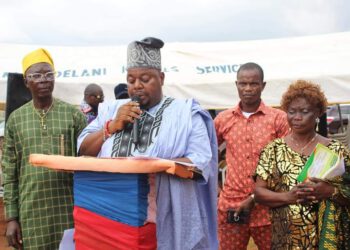 World Teachers’ Day: Oluomo Kafata Donate 4 School Buses, 10,000 School Bags And Lunch Boxes To Students In Alimosho