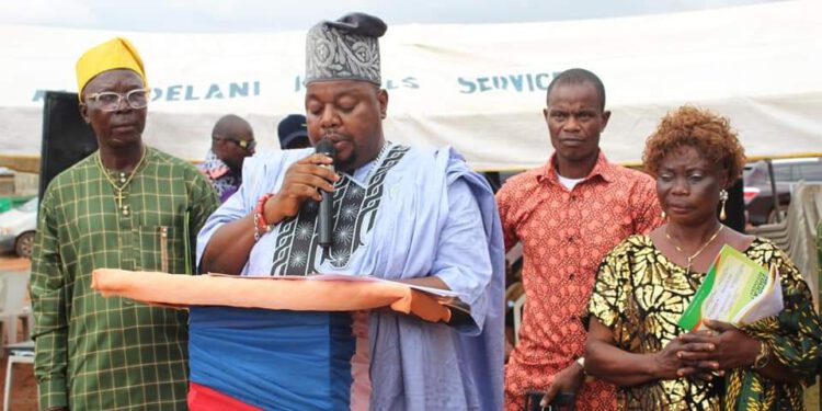 World Teachers’ Day: Oluomo Kafata Donate 4 School Buses, 10,000 School Bags And Lunch Boxes To Students In Alimosho