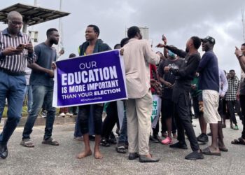 ASUU Strike: Passengers Stranded, Walks In The Rain As Students Block Roads To Lagos Airport