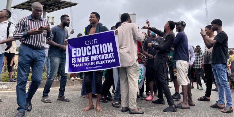 ASUU Strike: Passengers Stranded, Walks In The Rain As Students Block Roads To Lagos Airport