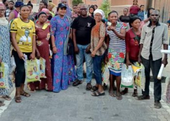 Naira Scarcity: Tolu Meduna Reaches Out To Lagosians, Distributes Relieve Materials