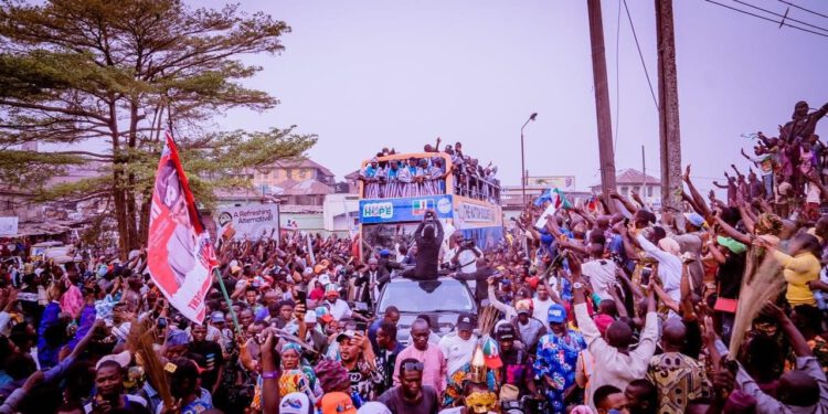 Ibadan Stands Still As Residents Welcome Tinubu’s Campaign Train