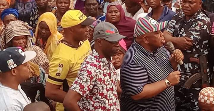 Ogundimu Ignites Agege With Relief Packages For 6,000 Residents