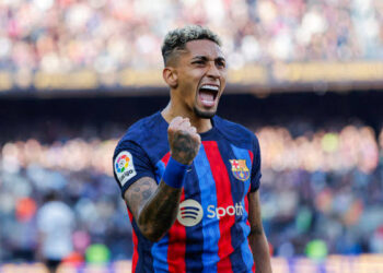 Raphinha Header Helps 10-man Barca Beat Valencia