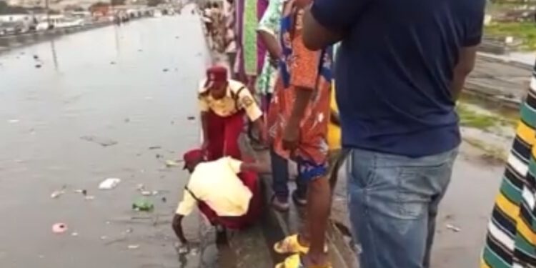 LASTMA Official Dislodges Flood Into Open Drainages To Ease Traffic Congestion At Ojota