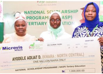 Oluremi Tinubu Presents Scholarship Grants To Students In Tertiary Institution