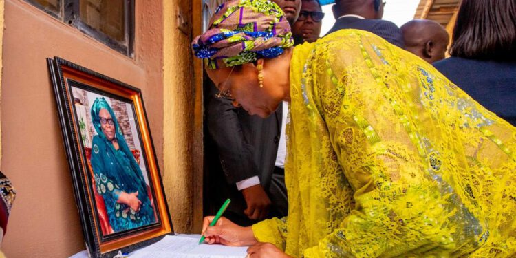 Oluremi Tinubu Pays Condolence Visit To Prince Tajudeen Olusi