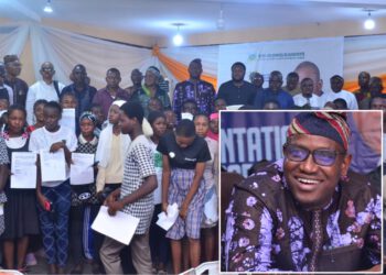 Rasaq Ajala distributes 250 forms to indigent students through the Odiolowo/Ojuwoye Free GCE Form Project