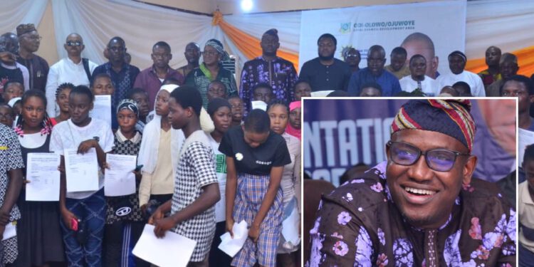 Rasaq Ajala distributes 250 forms to indigent students through the Odiolowo/Ojuwoye Free GCE Form Project