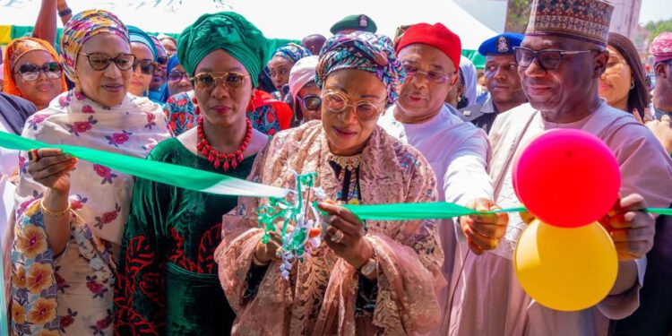 Oluremi Tinubu Inaugurates Community ICT Centre in Ilorin, Empowers 1,000 Women Traders