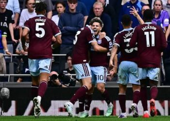 ‘Fragile’ Tottenham beaten by Aston Villa despite late rally