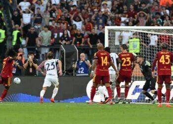 Martinez brace saves Inter in Serie A top-two clash with Roma