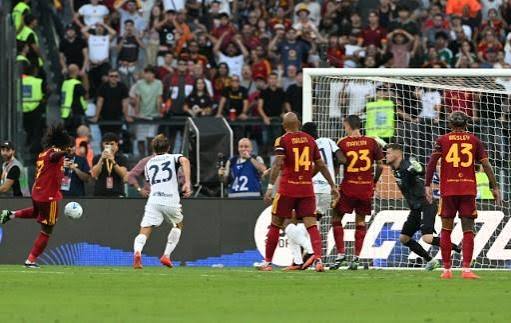 Martinez brace saves Inter in Serie A top-two clash with Roma